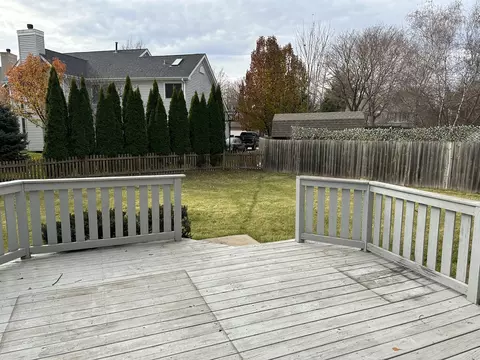 1055 Huron Dr, Elgin, IL 60120 photo 16