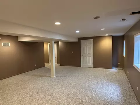1055 Huron Dr, Elgin, IL 60120 photo 29