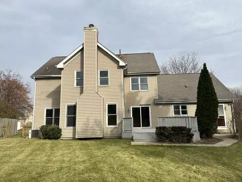 1055 Huron Dr, Elgin, IL 60120 photo 2