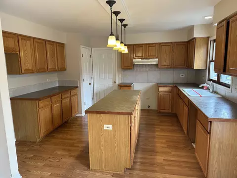 1055 Huron Dr, Elgin, IL 60120 photo 9