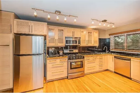 1345 Hassell Dr, Hoffman Estates, IL 60169 photo 3