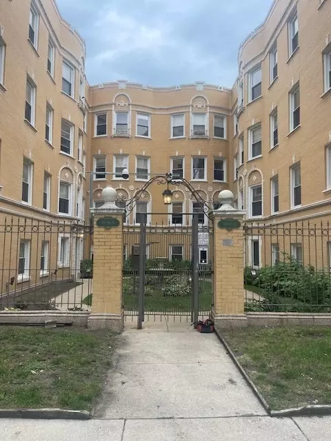 7403 N Hoyne Ave #1, Chicago, IL 60645