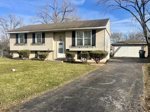 29 N Oak Ln, Glenwood, IL 60425