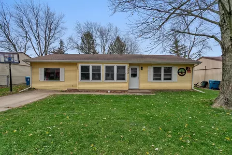 1208 Nixon Dr, Pontiac, IL 61764