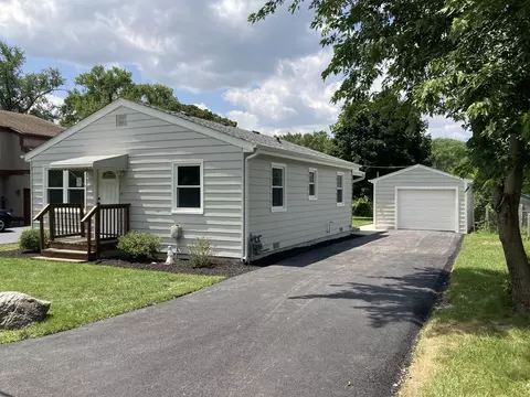 128 Eastwood Ln, Port Barrington, IL 60010