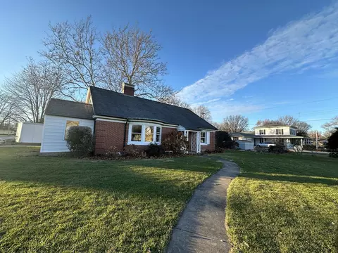 120 S John St, Farmer City, IL 61842