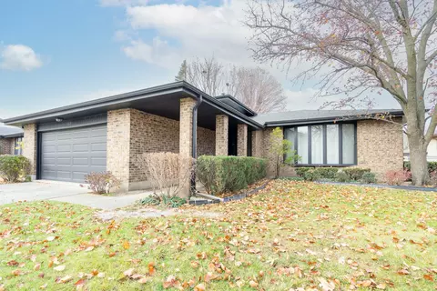 902 College Ave, Matteson, IL 60443