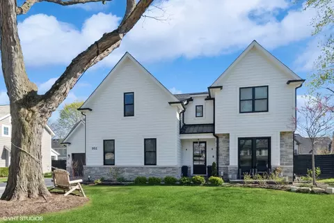 951 Huckleberry Ln, Glenview, IL 60025