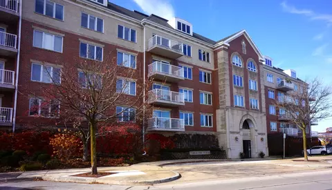 14 S Ashland Ave #402, La Grange, IL 60525