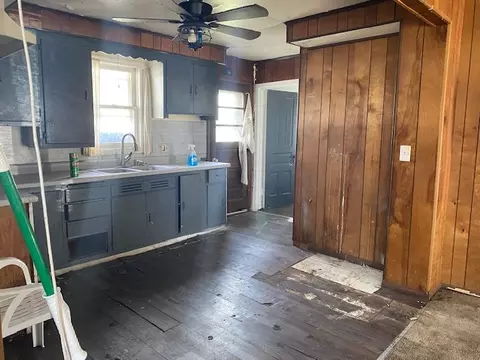 304 E Front St, Wyanet, IL 61379 photo 2