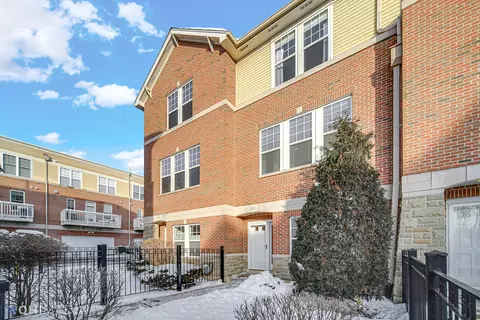 243 N West St #302, Wheaton, IL 60187