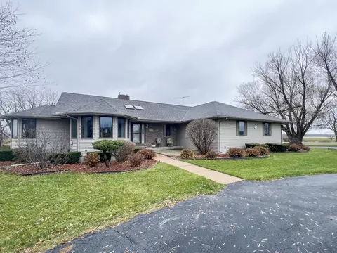 2201 Maddens Dr, Sterling, IL 61081