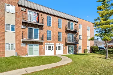 101 W Elk Trl #301, Carol Stream, IL 60188