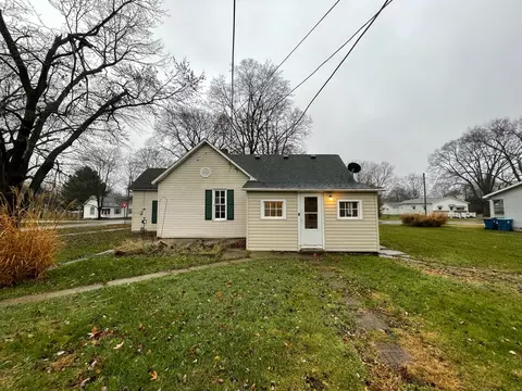 Exterior - 618 E High St, Monticello, IL 61856 photo 5 of 15