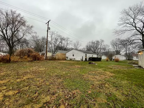 Exterior - 618 E High St, Monticello, IL 61856 photo 7 of 15