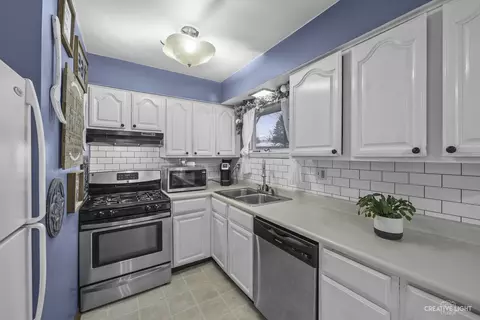 96 E Benton St, Oswego, IL 60543 photo 5