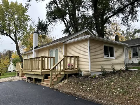 5215 Maplehill Dr, Mccullom Lake, IL 60050