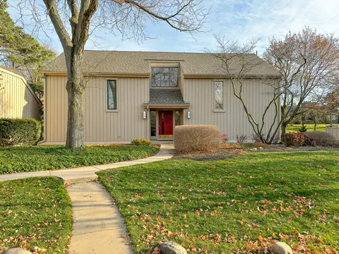79 Meadow Pl #C, Lake Barrington, IL 60010