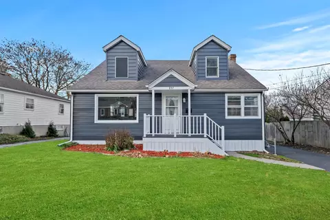 857 N Madison St, Woodstock, IL 60098