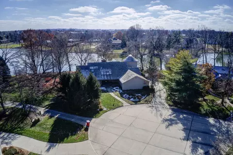 4003 Lakepoint Rd, Champaign, IL 61822