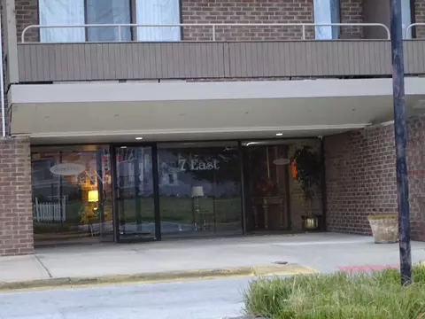 7 E Carriageway Dr #212, Hazel Crest, IL 60429