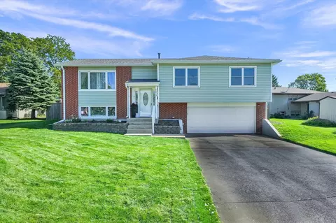 7213 Bonnie Ct, Woodridge, IL 60517