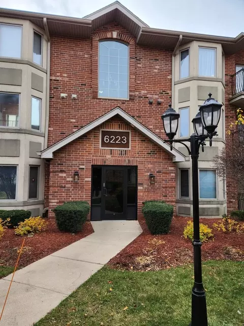 6223 W 94th St #2NW, Oak Lawn, IL 60453