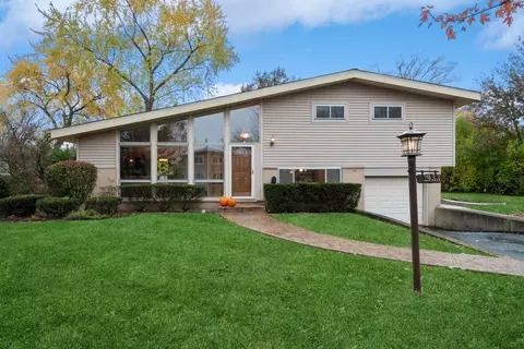 2933 Fairway Ct, Glenview, IL 60025