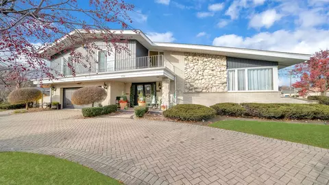 9736 S Kilbourn Ave, Oak Lawn, IL 60453