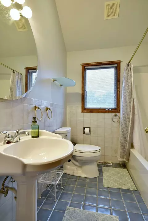Bath - 336 N Walnut St, Elmhurst, IL 60126 photo 2 of 5