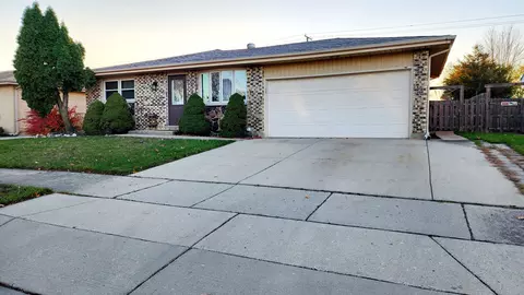 852 Yellowstone St, Carol Stream, IL 60188