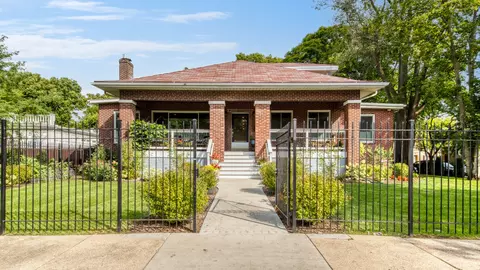 2048 W Pratt Blvd, Chicago, IL 60645