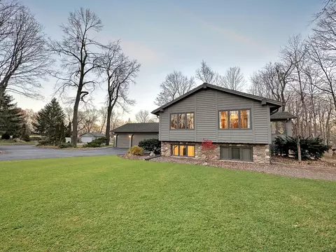1703 Secluded Woods Dr, Rockford, IL 61107