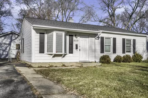 809 Robert St, Aurora, IL 60506