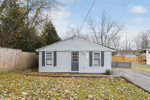413 S Highland Dr, Lakemoor, IL 60051