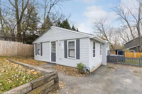 413 S Highland Dr, Lakemoor, IL 60051 photo 2