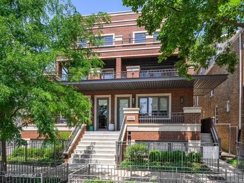 1542 W Wolfram St #3, Chicago, IL 60657