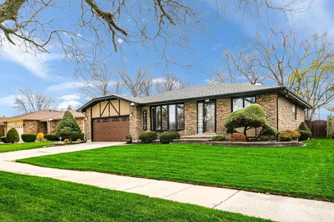 4507 Lindenwood Dr, Matteson, IL 60443