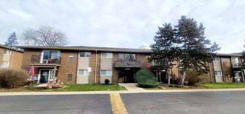 4425 Blackhawk Ln #101, Lisle, IL 60532