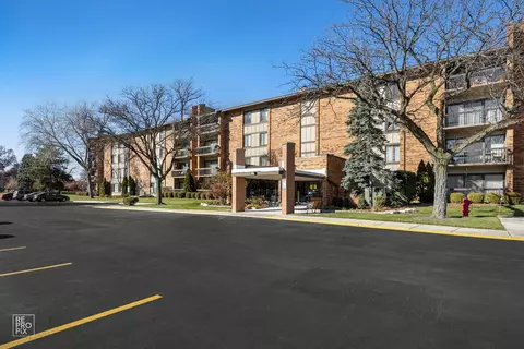 77 Lake Hinsdale Dr #404, Willowbrook, IL 60527