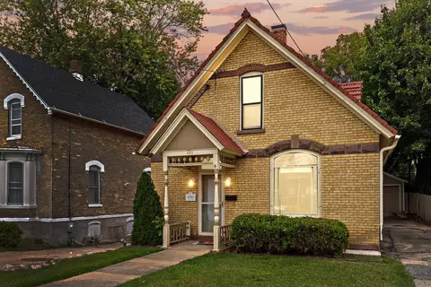 490 Division St, Elgin, IL 60120