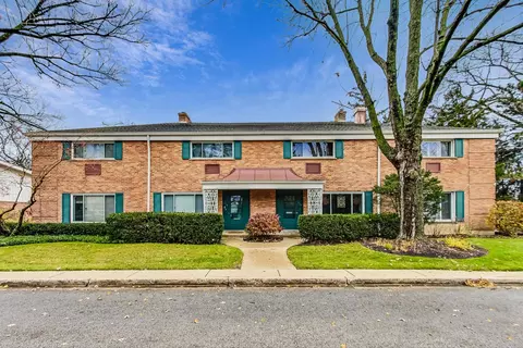 614 Carriage Hill Dr, Glenview, IL 60025
