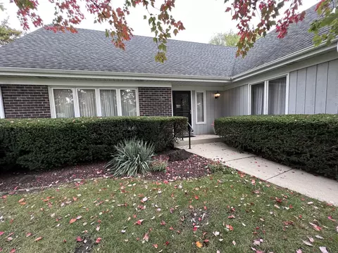 2860 White Pine Dr, Northbrook, IL 60062 photo 2