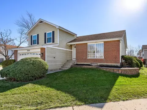 1930 Williamsburg Dr, Streamwood, IL 60107
