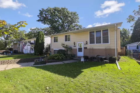 323 S Lakeshore Dr, Mundelein, IL 60060