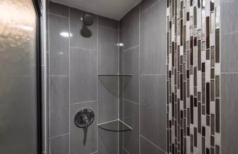 Bath - 3007 Longfellow Ave, Hazel Crest, IL 60429 photo 2 of 3