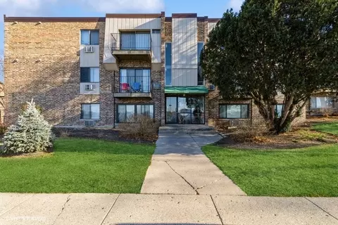 1493 N Winslowe Dr #102, Palatine, IL 60074
