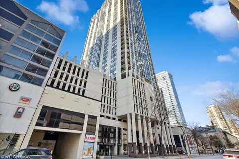 1122 N Clark St #2703, Chicago, IL 60610