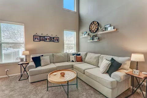 980 Oak Ridge Blvd, Elgin, IL 60120 photo 3