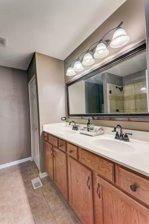 980 Oak Ridge Blvd, Elgin, IL 60120 photo 31